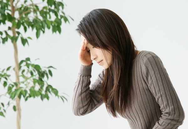 めまいに悩まされる女性